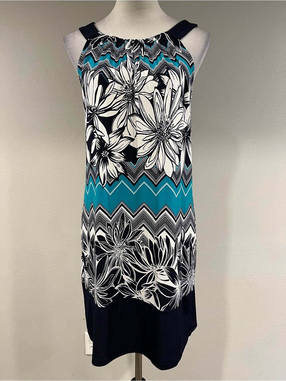 Sleeveless Floral Chevron Shift mini dress size 6